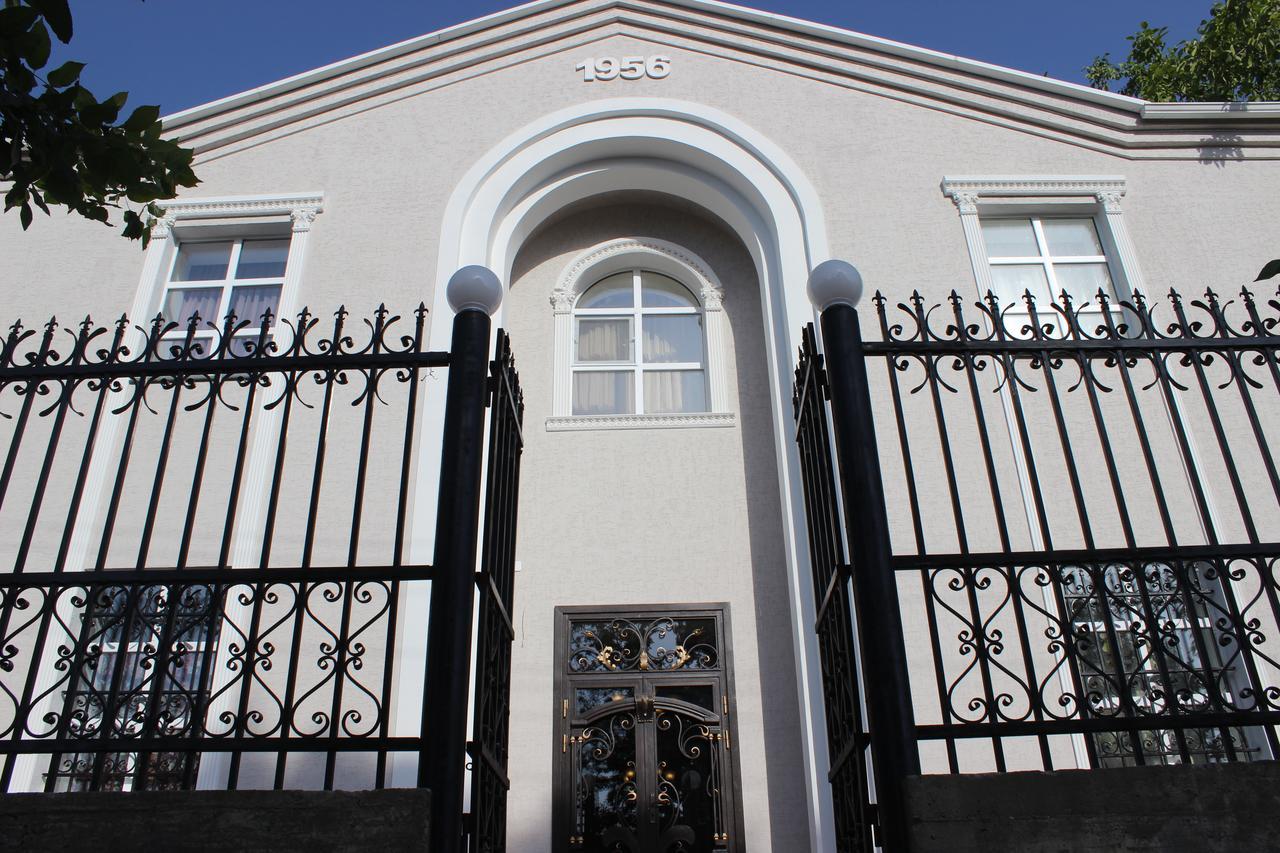 Kok-Art Hotel Jalal-Abad Екстериор снимка